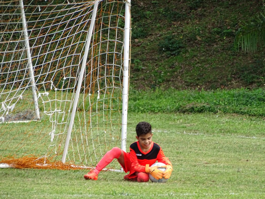 Portero juvenil de Manatí FC protegiendo el balón
