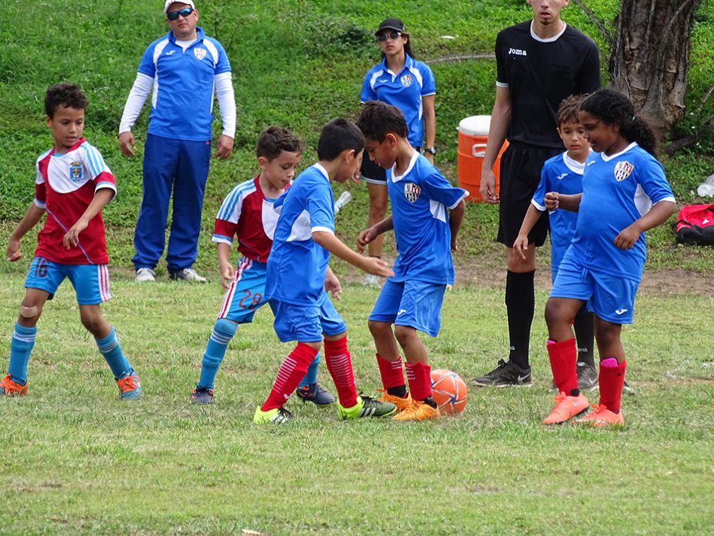 Jugadores juveniles de Manatí FC durante un partido
