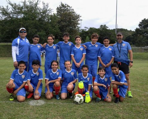 Equipo juvenil de Manatí FC junto a sus entrenadores